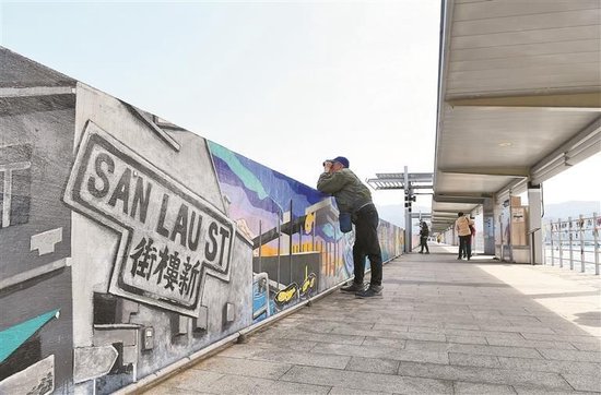 游客在香港沙头角公众码头上游览。 本版图片均由新华社发