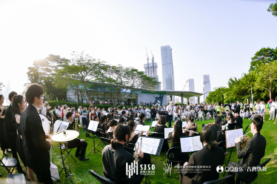 深圳大学室内乐团在公园交响演出