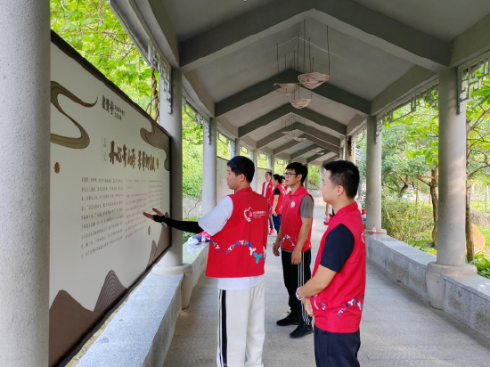 党员在阳台山现场开展周学习日活动