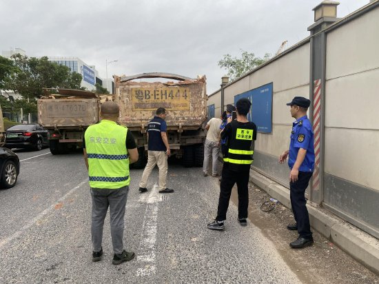 “锁定”泥头车！西乡街道组织开展严查违规工程运输车专项整治行动