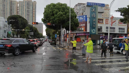 暴雨无情 流塘有情：社区紧急行动确保居民安全度汛